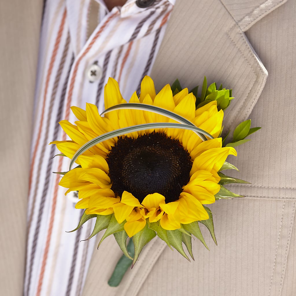 Free Spirit Boutonniere –  Talia Flowers, Ottawa ON